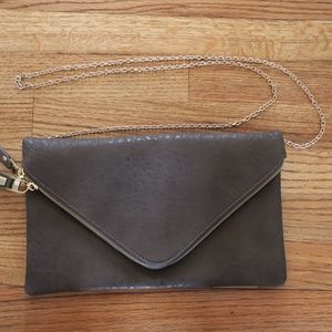 Cross body purse with removable strap